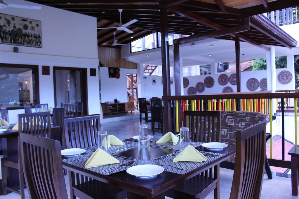 Kandyan Hotel Exterior foto